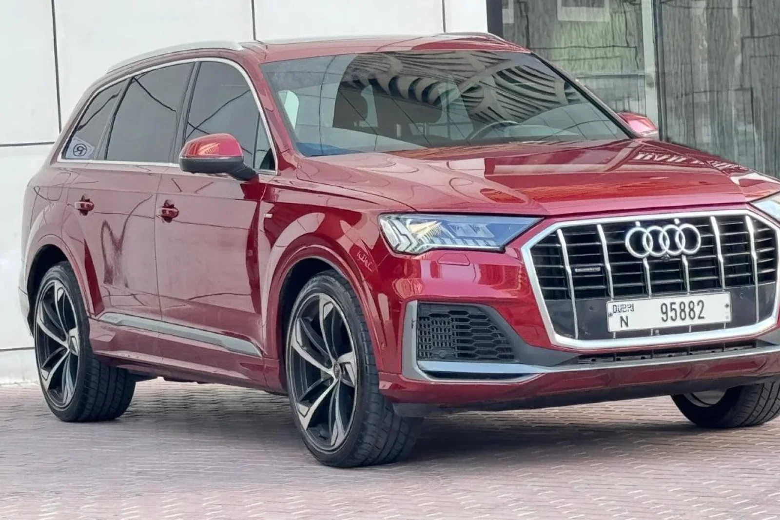 Kiralık Audi Q7  Kırmızı 2021 içinde Dubai