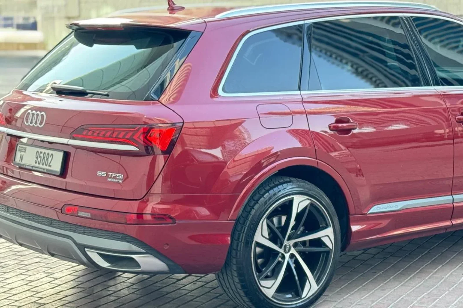 Kiralık Audi Q7  Kırmızı 2021 içinde Dubai