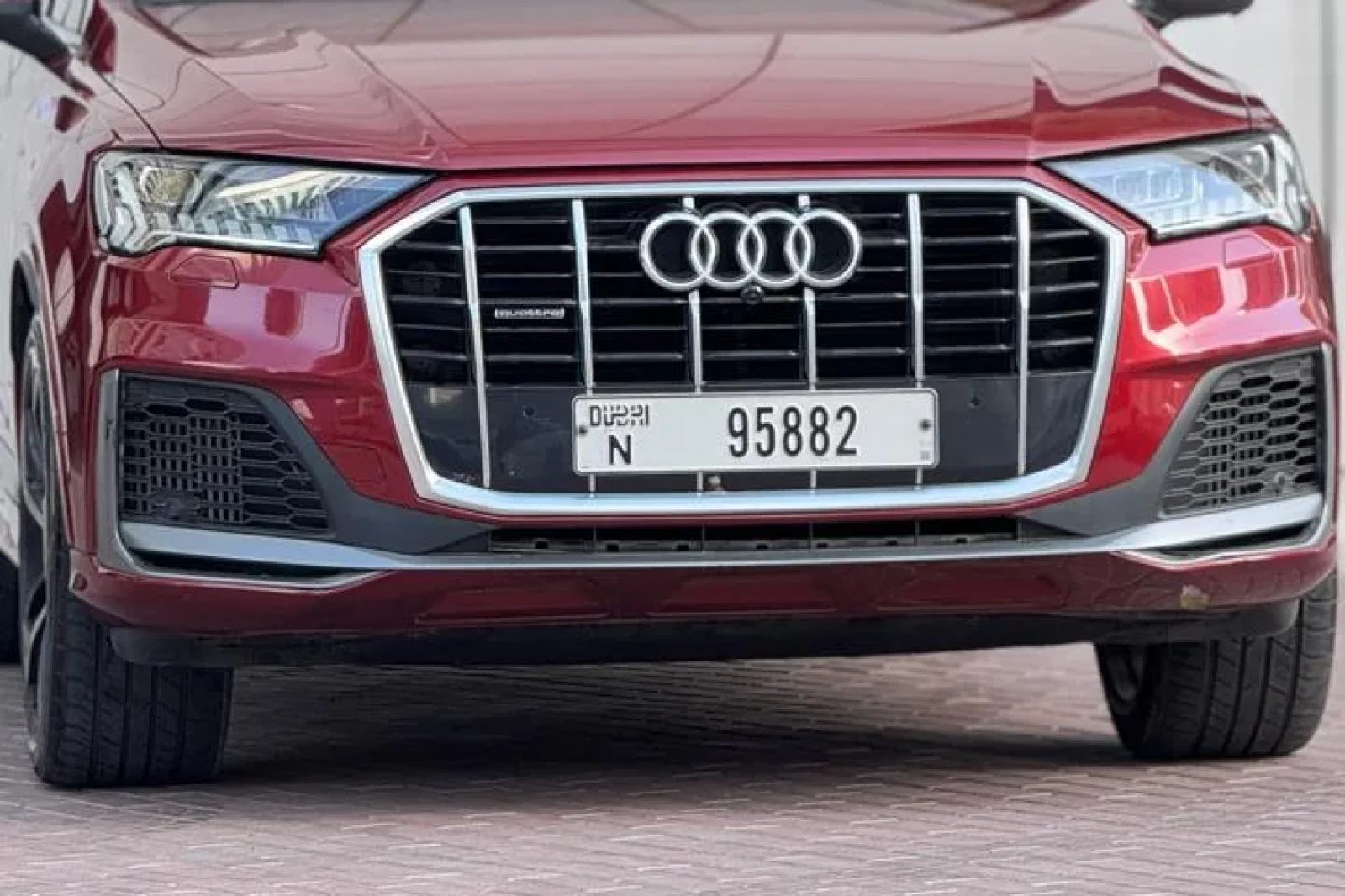 Kiralık Audi Q7  Kırmızı 2021 içinde Dubai