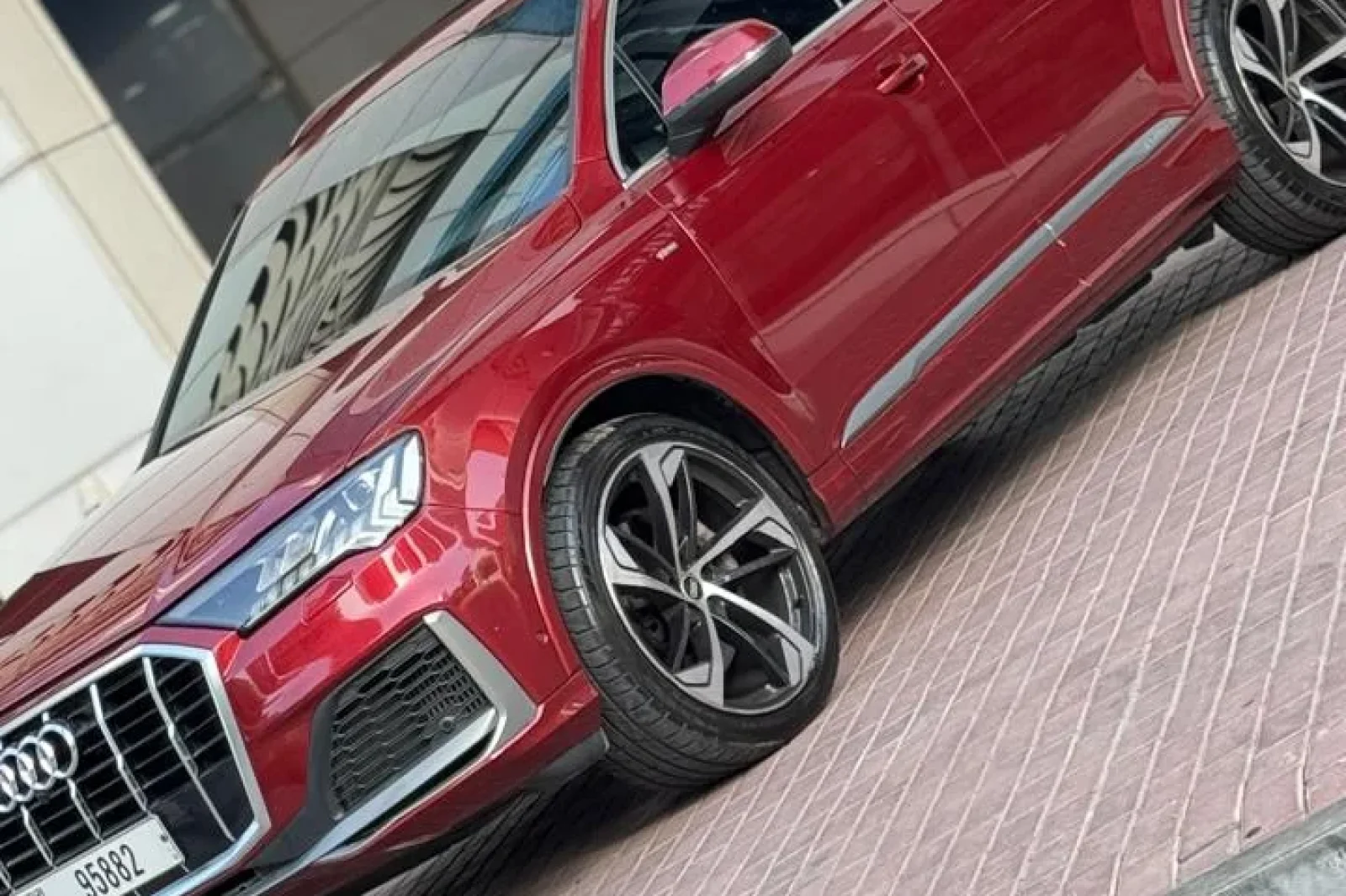 Kiralık Audi Q7  Kırmızı 2021 içinde Dubai