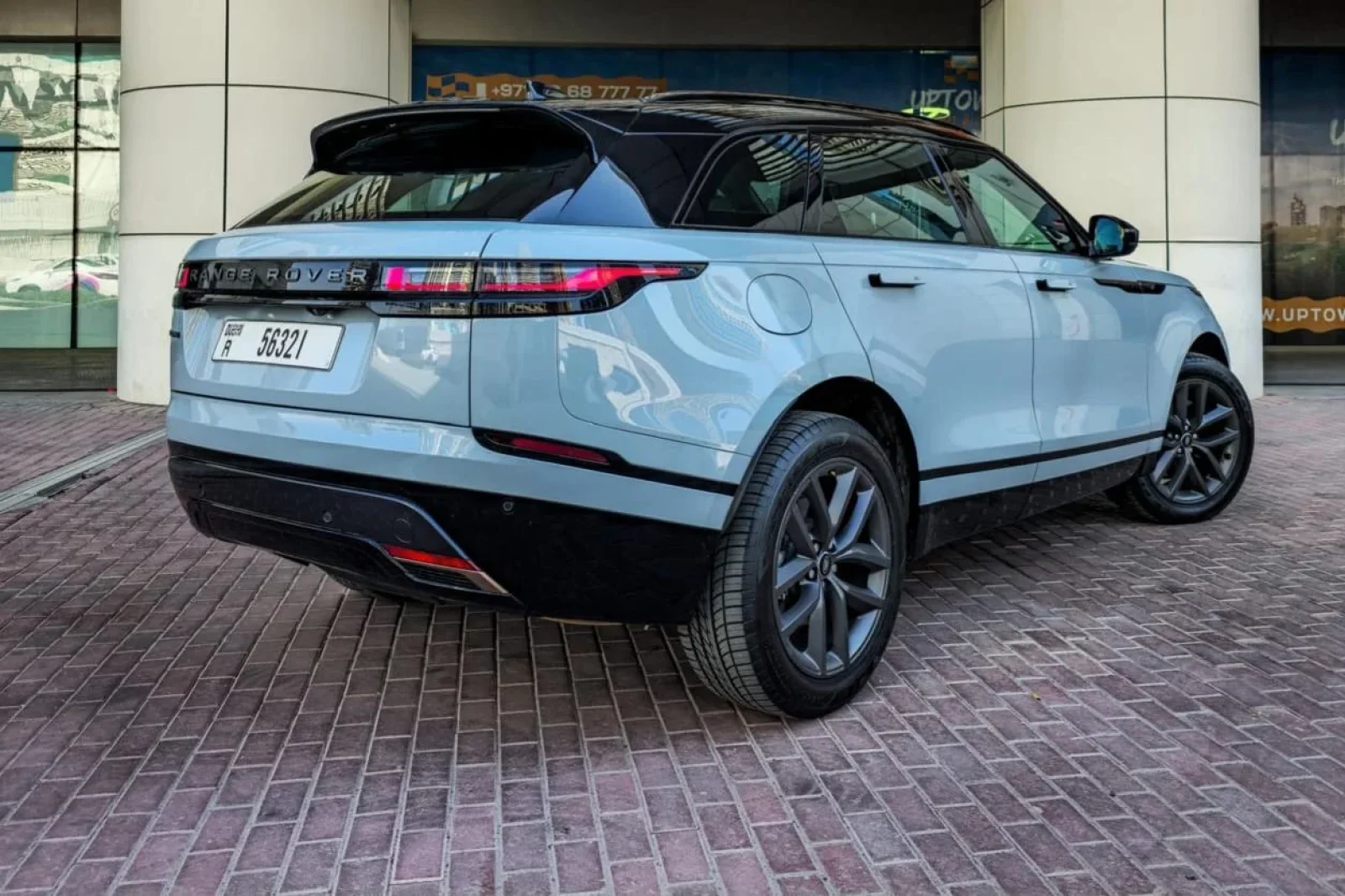 Loyer Land Rover Range Rover Velar  Gris 2024 en Dubai