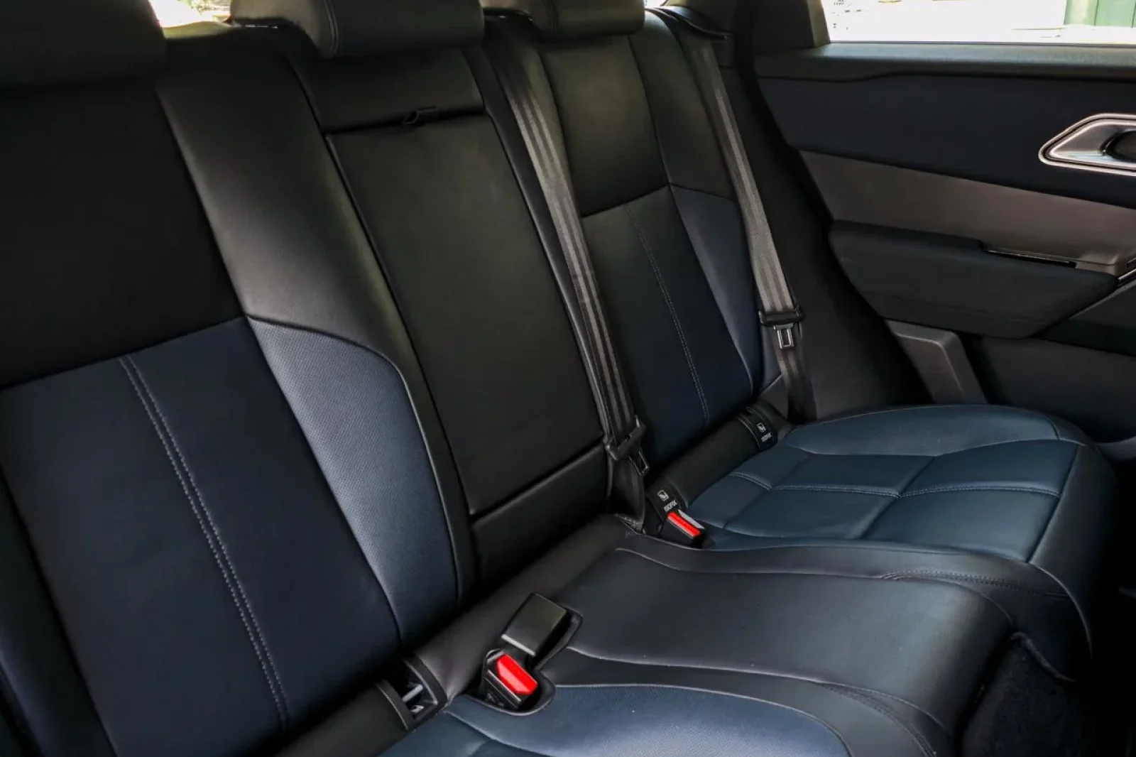 Loyer Land Rover Range Rover Velar  Gris 2024 en Dubai