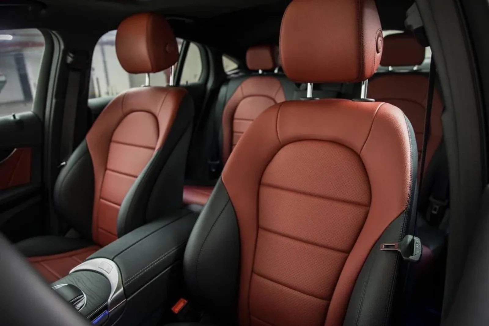 Huren Mercedes-Benz GLC Coupe Mercedes GLC200 Zwart 2022 in Dubai