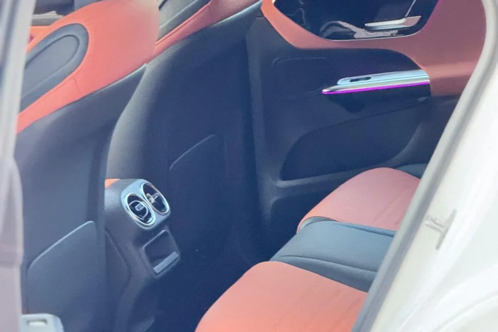 Huren Mercedes-Benz GLC Coupe Mercedes GLC200 Wit 2025 in Dubai