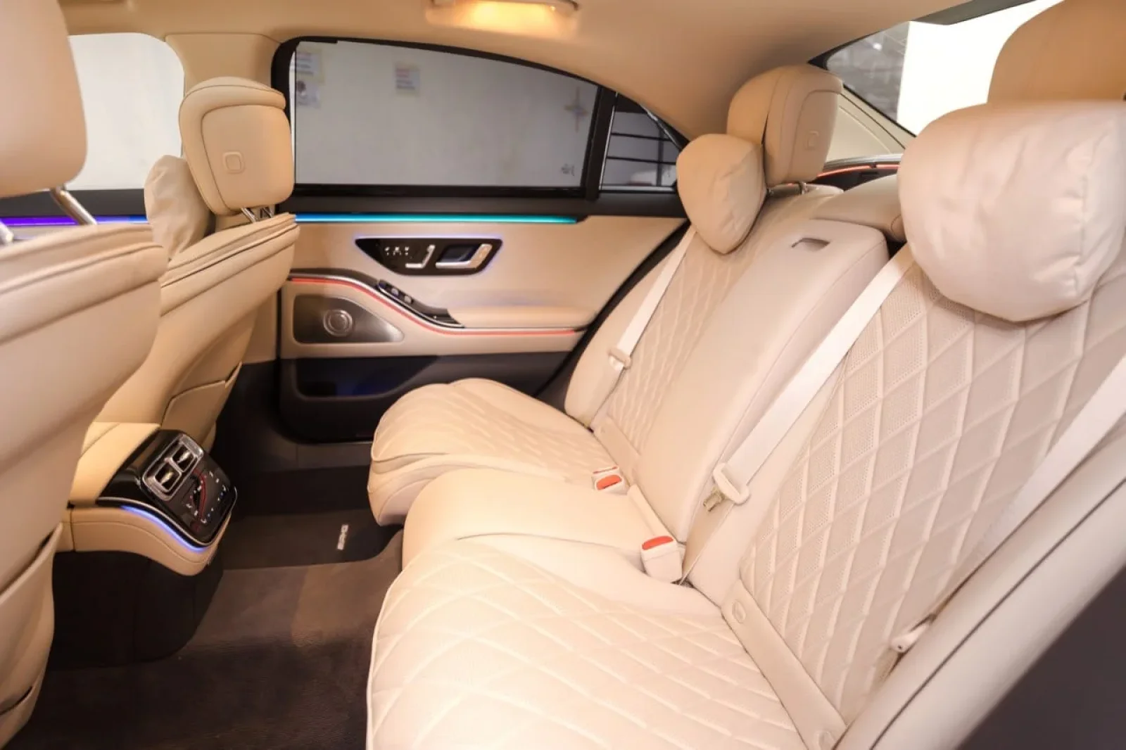 Alquiler Mercedes-Benz S-Class Mercedes S500 Blanco 2023 en Dubái