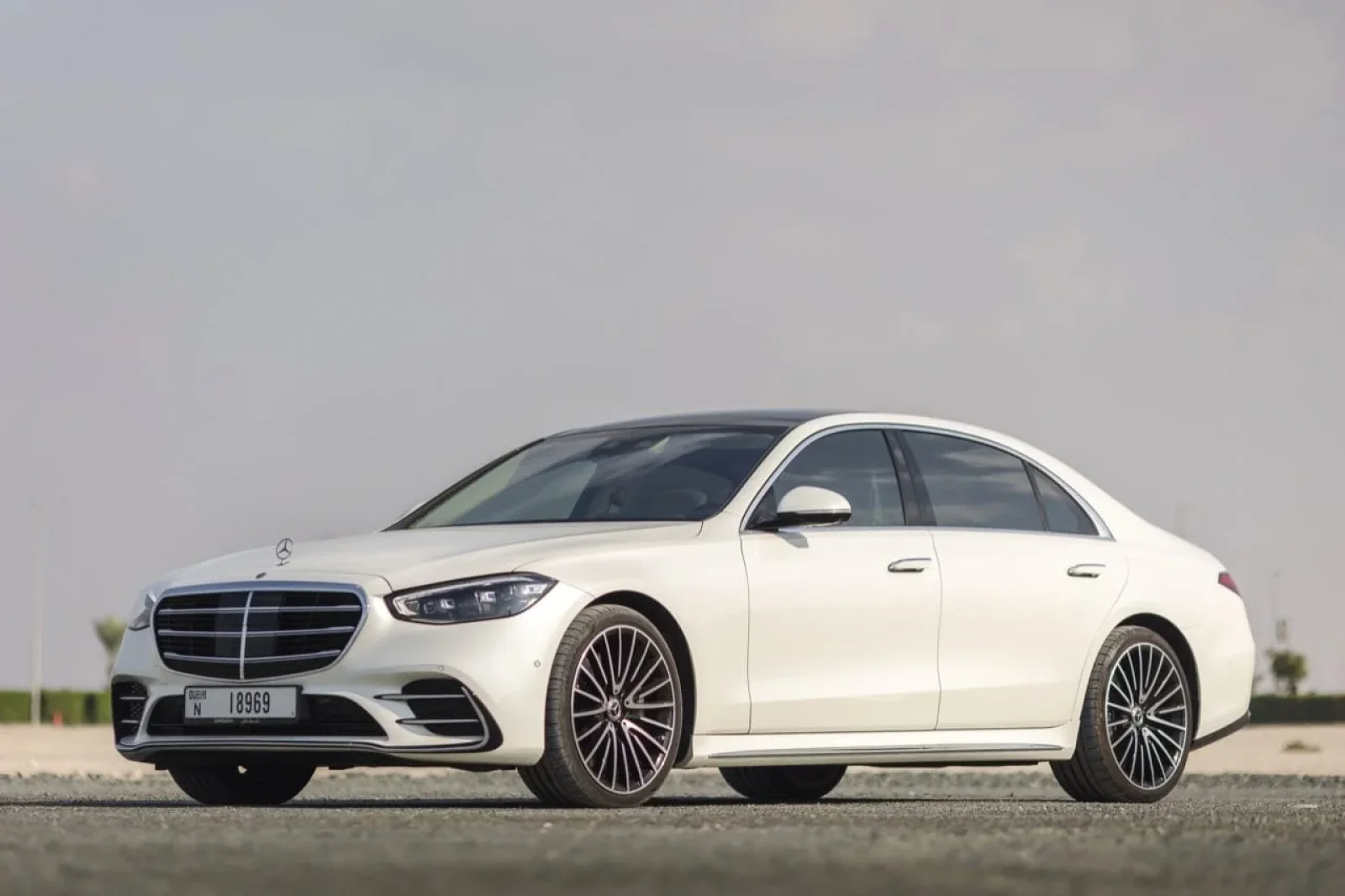 Alquiler Mercedes-Benz S-Class Mercedes S500 Blanco 2023 en Dubái