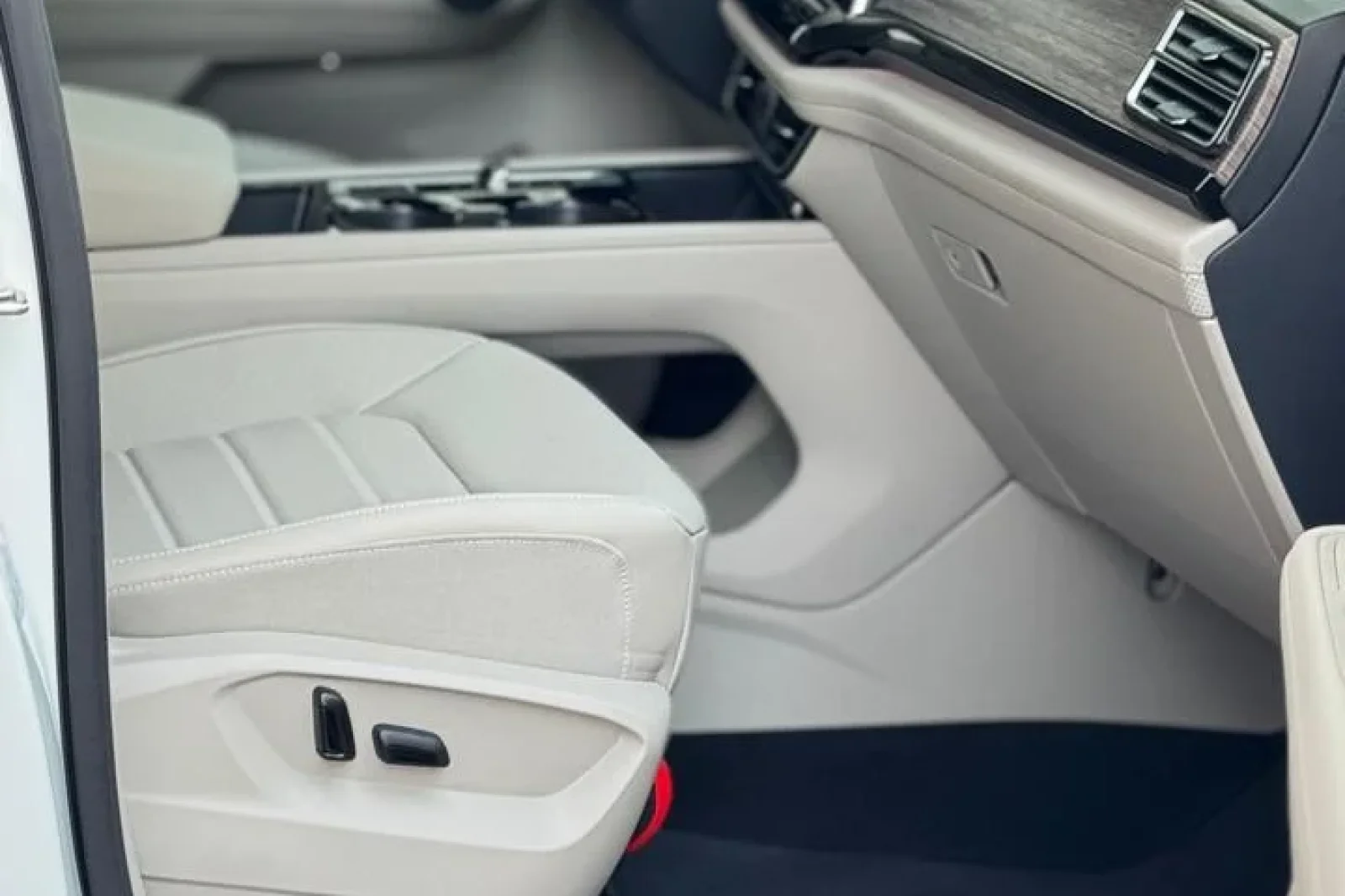 Huren Volkswagen Teramont  Wit 2025 in Dubai