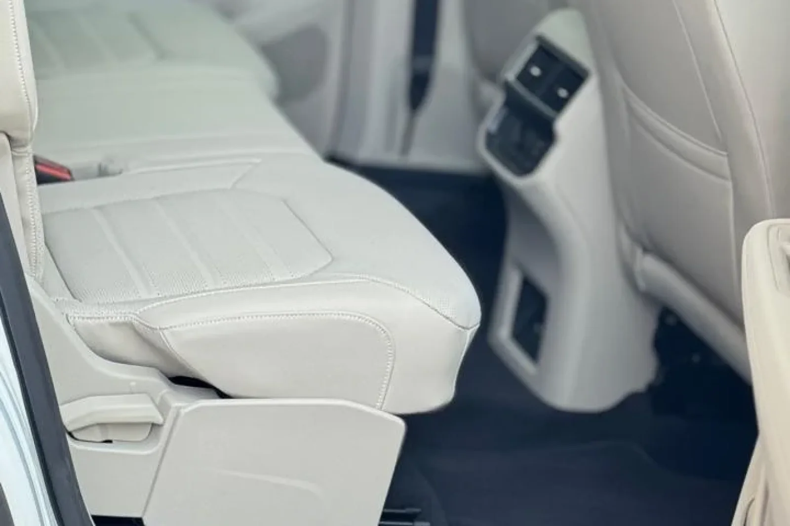 Huren Volkswagen Teramont  Wit 2025 in Dubai