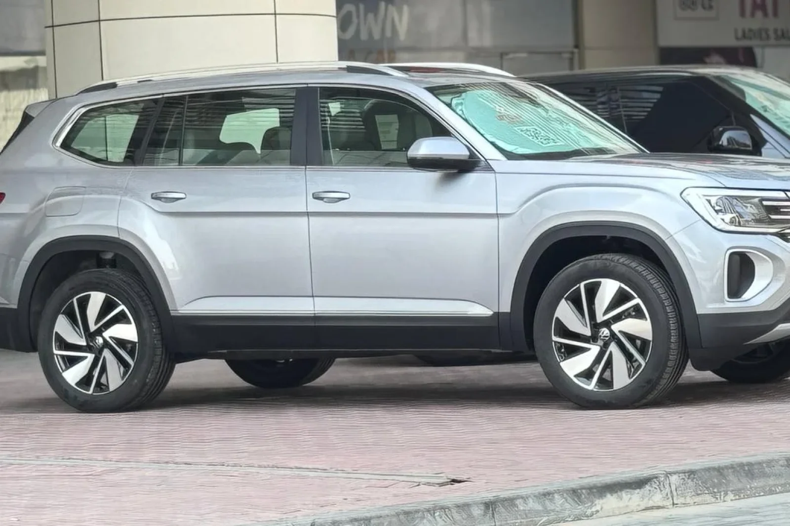 Huren Volkswagen Teramont  Grijs 2025 in Dubai