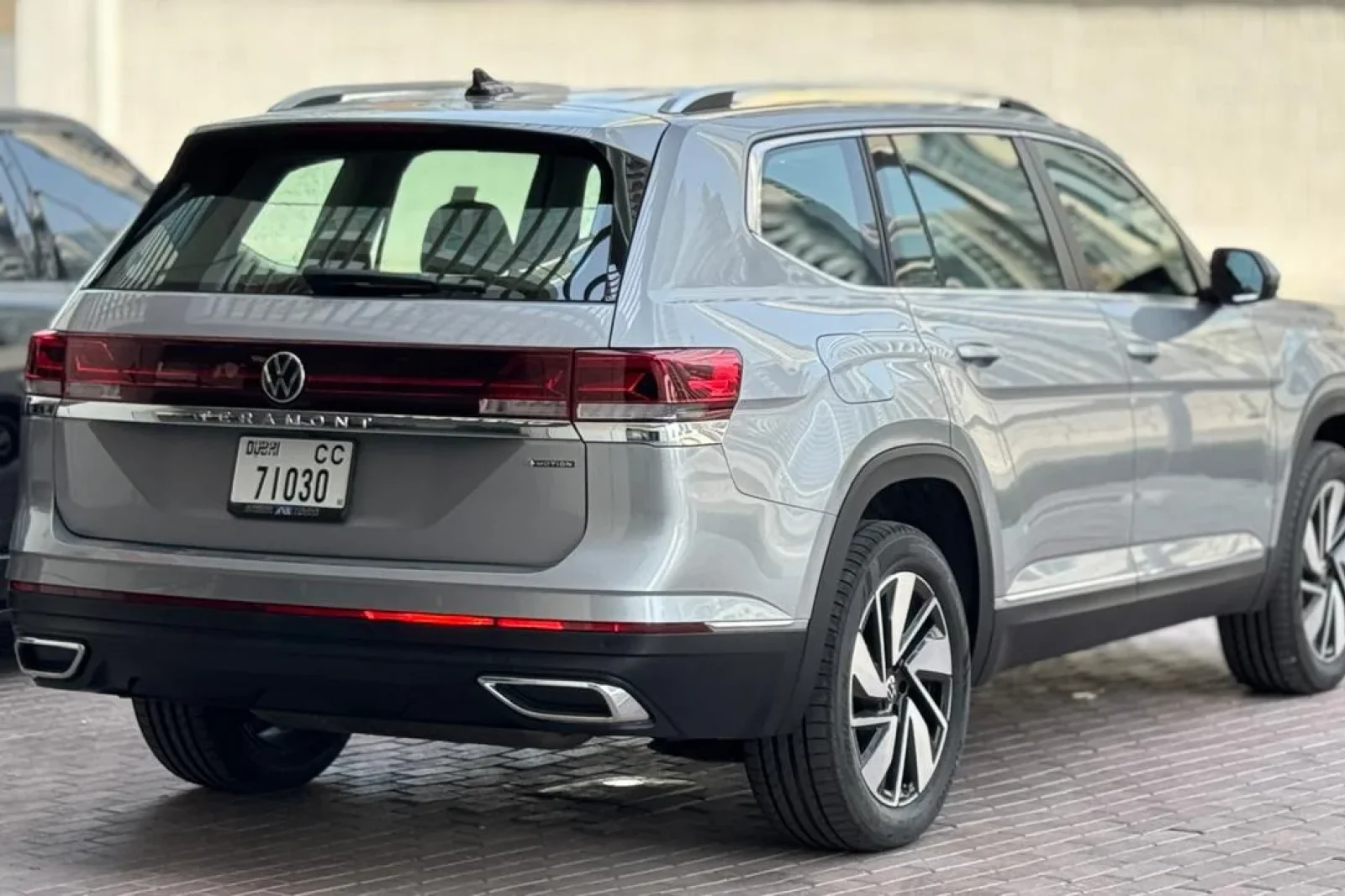 Huren Volkswagen Teramont  Grijs 2025 in Dubai