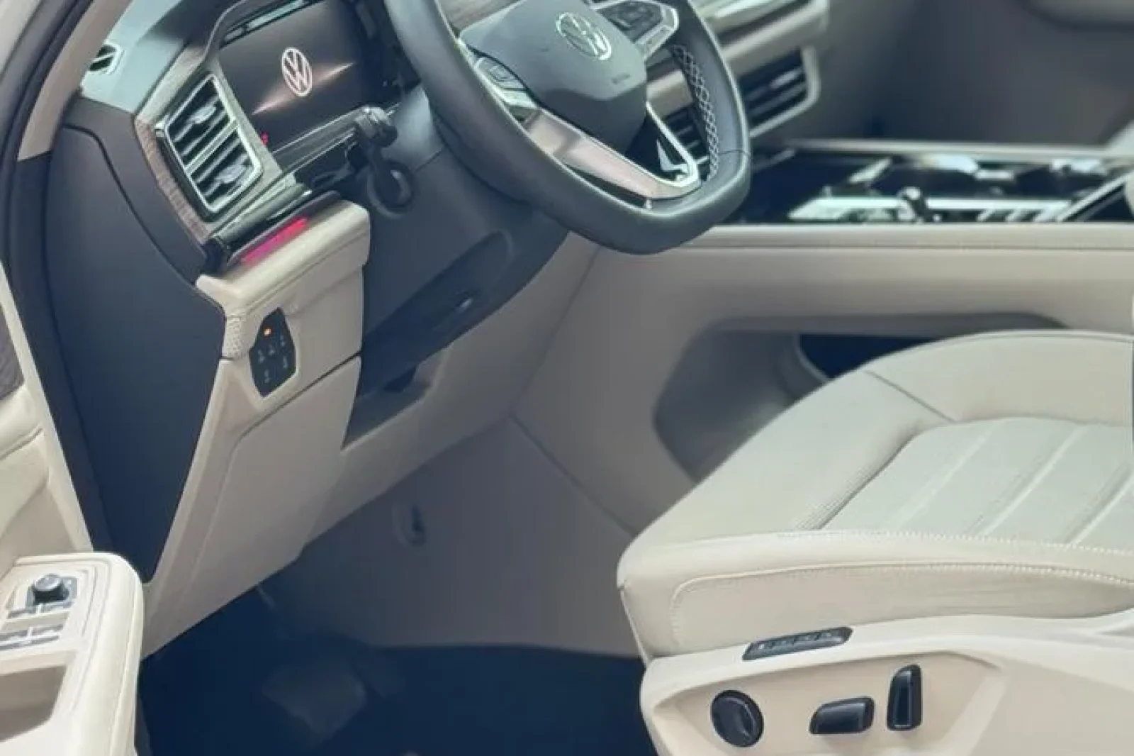 Huren Volkswagen Teramont  Grijs 2025 in Dubai