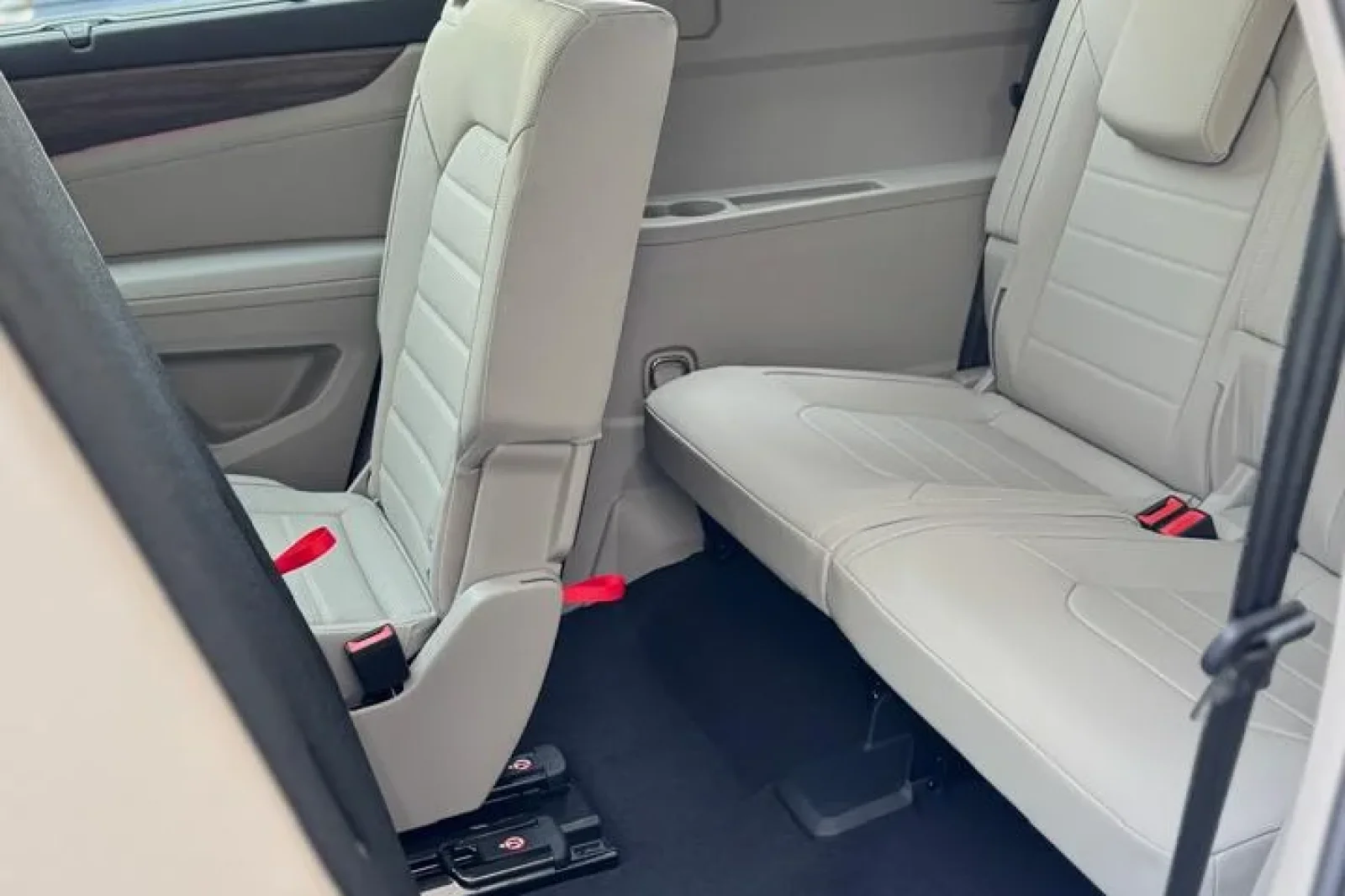 Huren Volkswagen Teramont  Grijs 2025 in Dubai