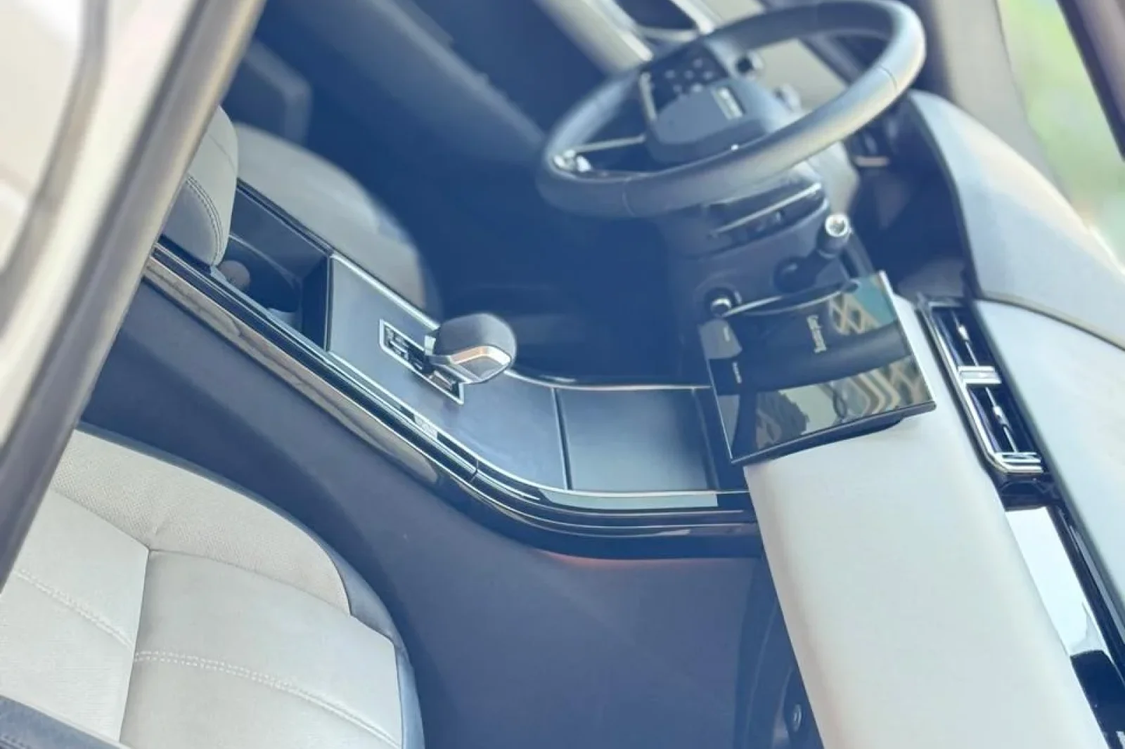 Alquiler Land Rover Range Rover Velar  Blanco 2024 en Dubái