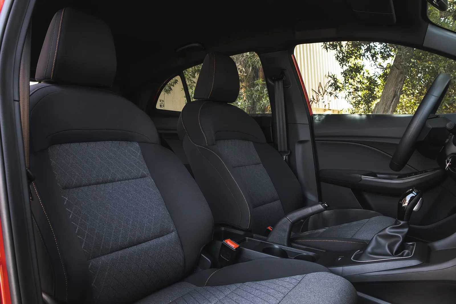 Alquiler MG 3  Rojo 2025 en Dubái - 8 