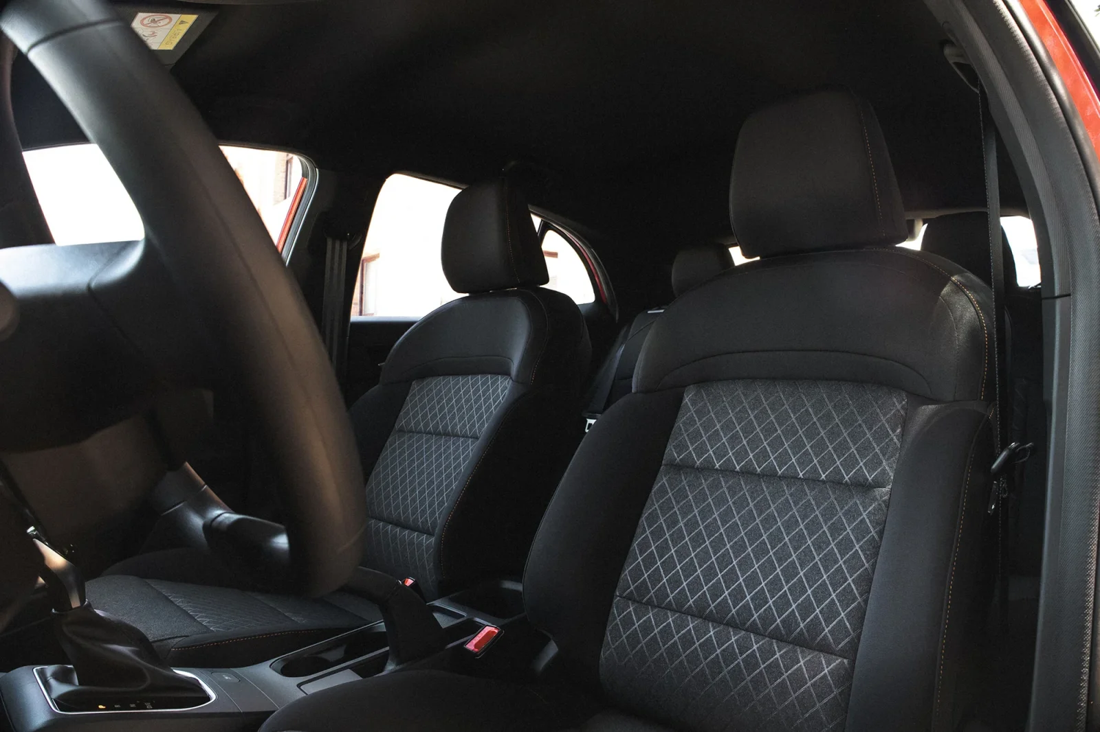 Alquiler MG 3  Rojo 2025 en Dubái - 6 