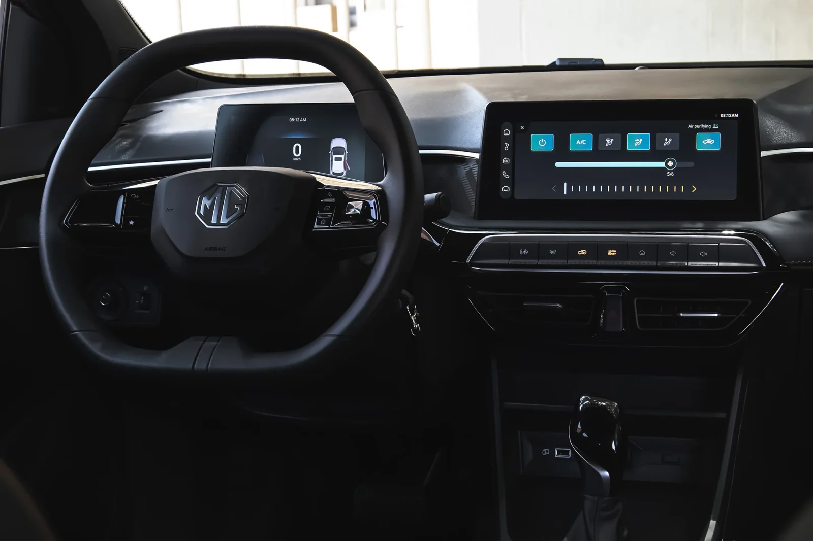 Alquiler MG 3  Rojo 2025 en Dubái - 5 