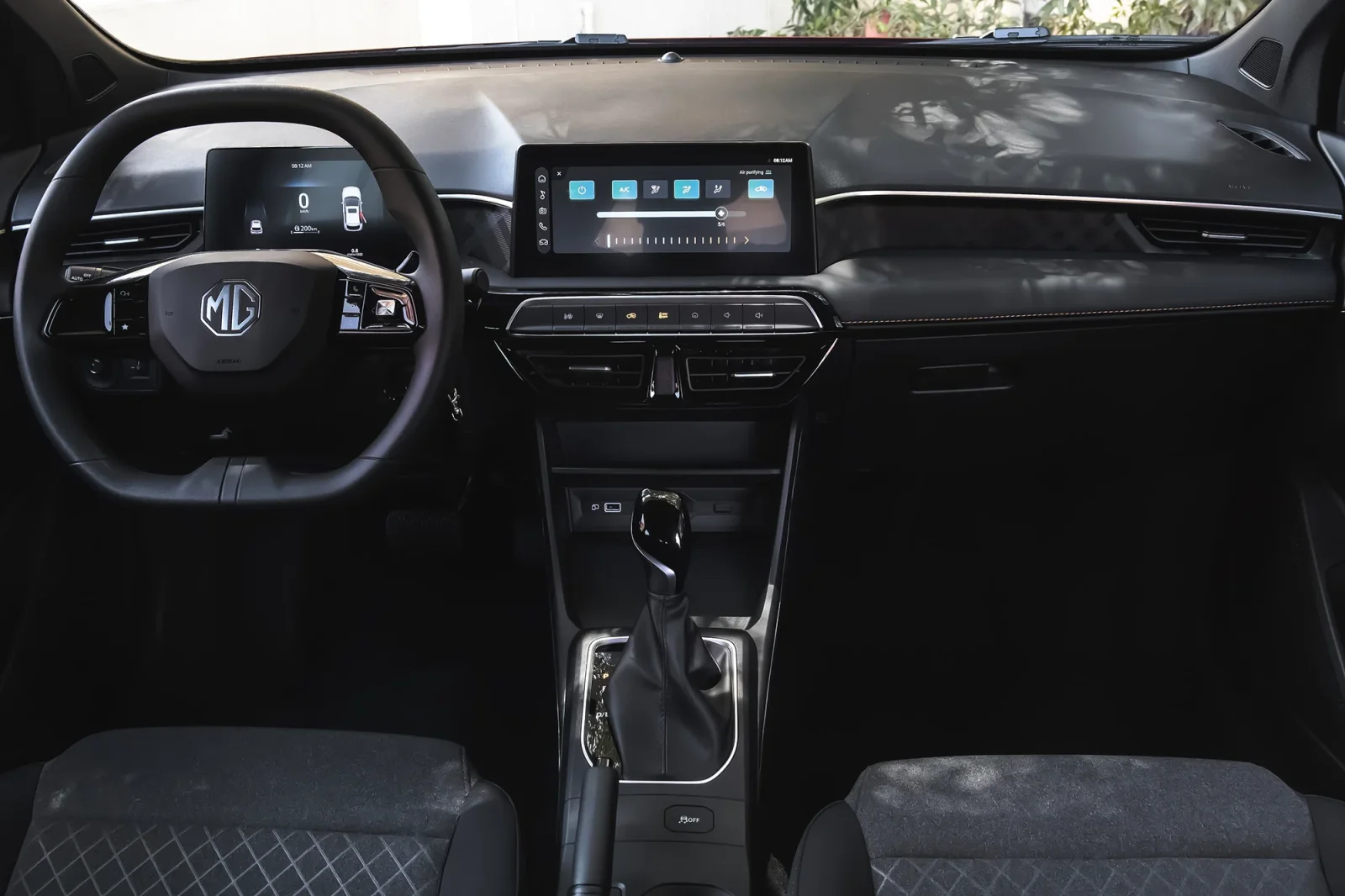 Alquiler MG 3  Rojo 2025 en Dubái - 4 