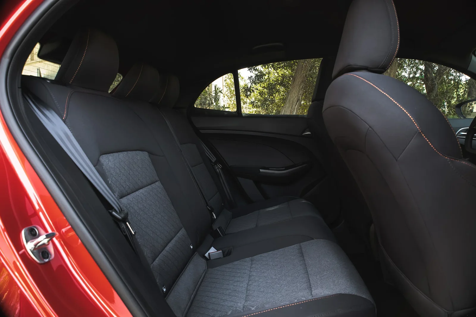 Alquiler MG 3  Rojo 2025 en Dubái - 7 