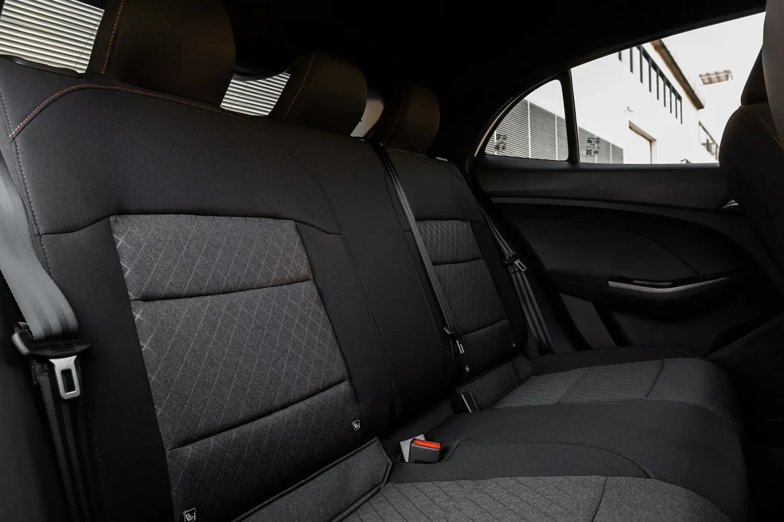 Huren MG 3  Wit 2025 in Dubai - 4 