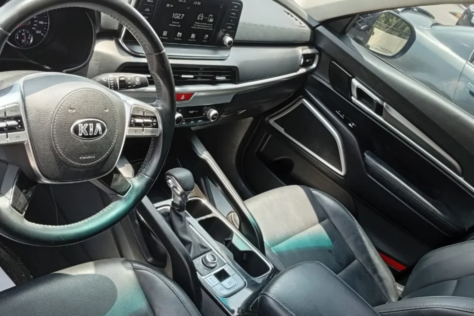 Rent Kia Telluride  Black 2021 in Dubai - 3 