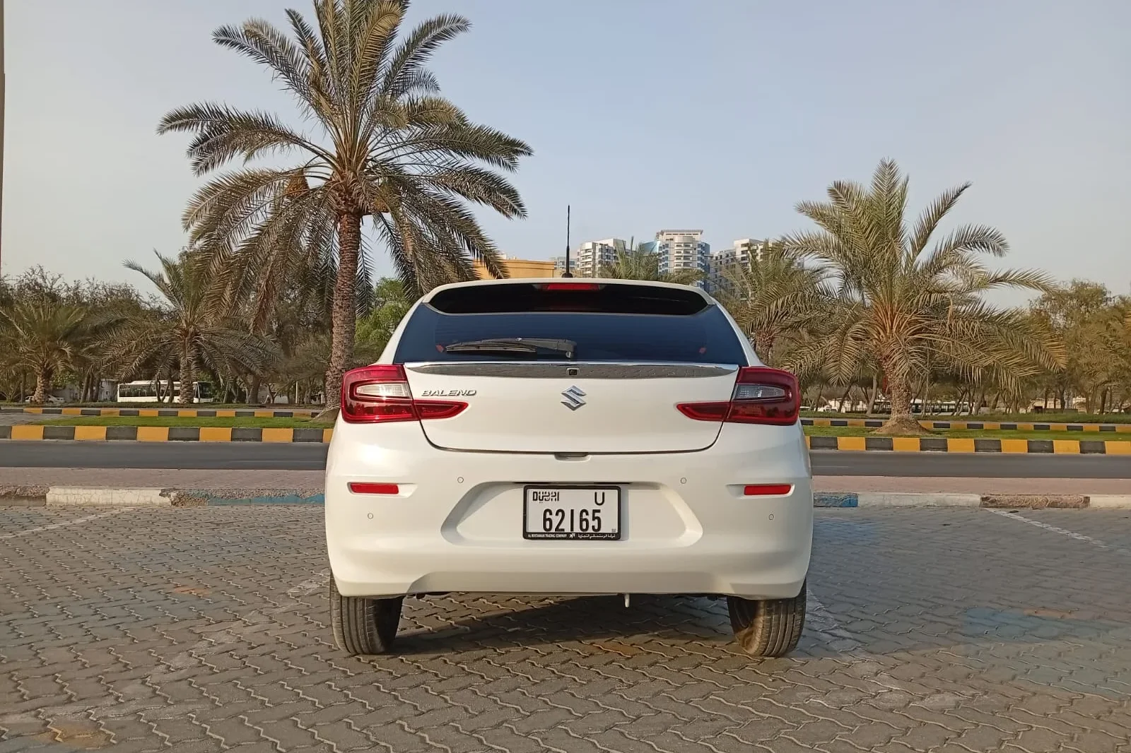 Kiralık Suzuki Baleno  Beyaz 2025 içinde Dubai - 9 