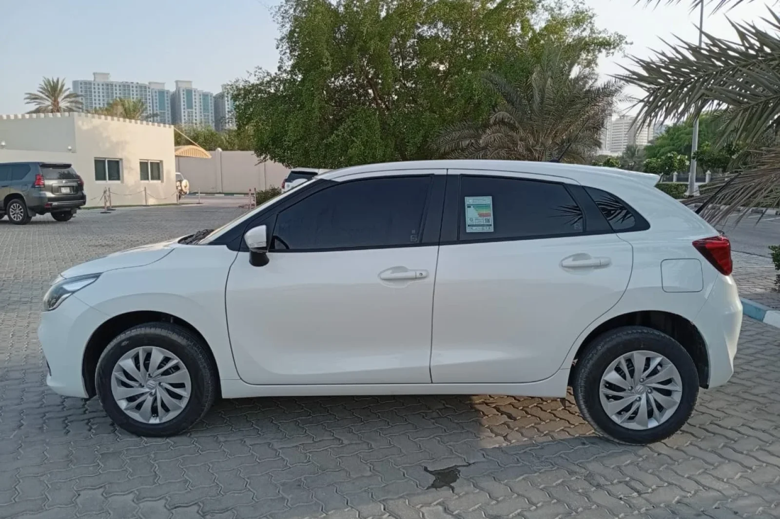 Kiralık Suzuki Baleno  Beyaz 2025 içinde Dubai - 8 