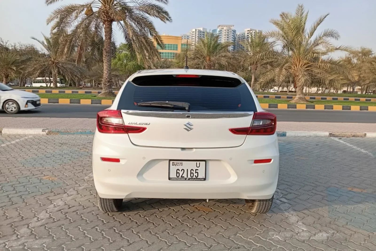 Kiralık Suzuki Baleno  Beyaz 2025 içinde Dubai - 10 