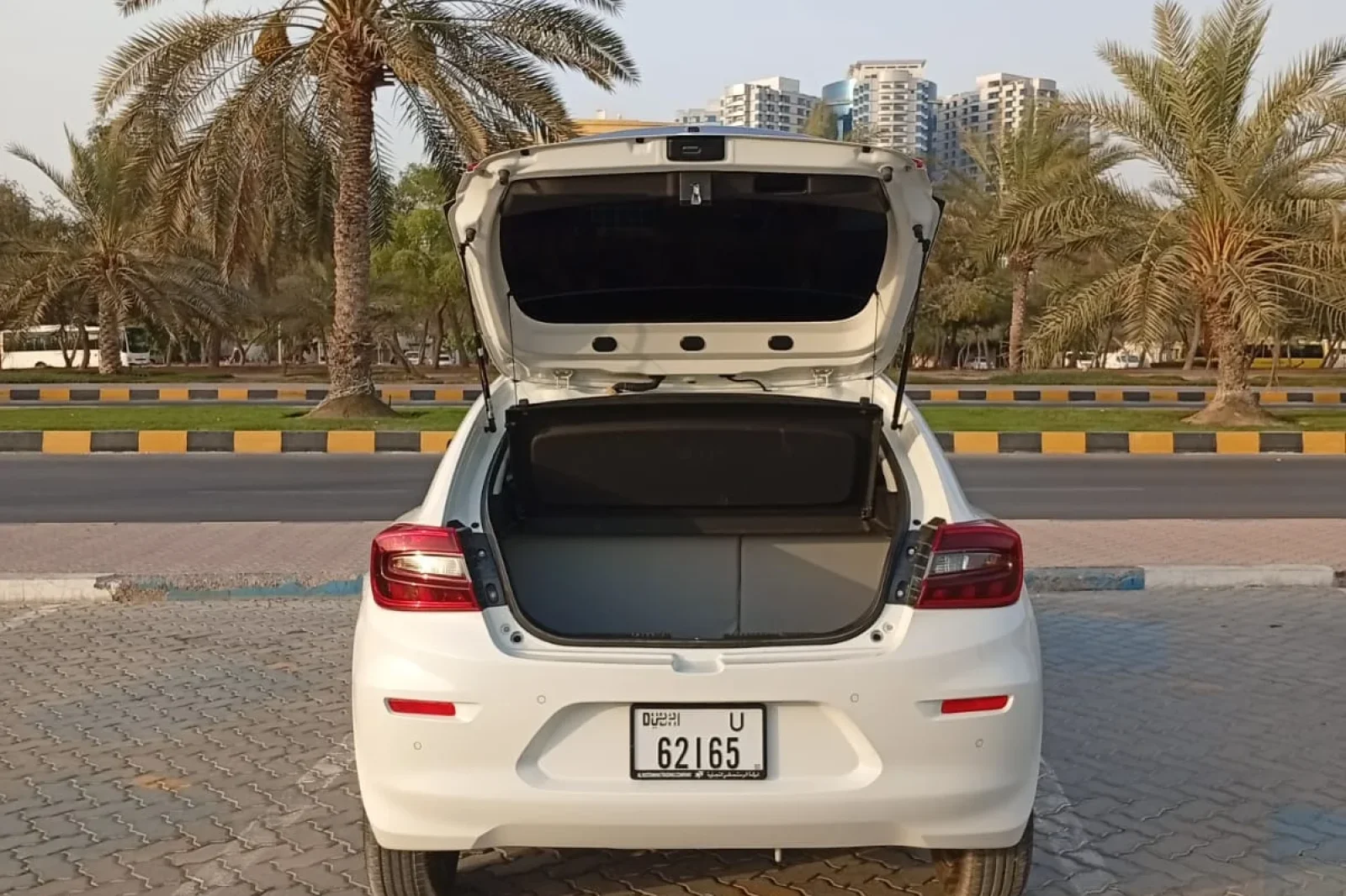 Kiralık Suzuki Baleno  Beyaz 2025 içinde Dubai - 12 