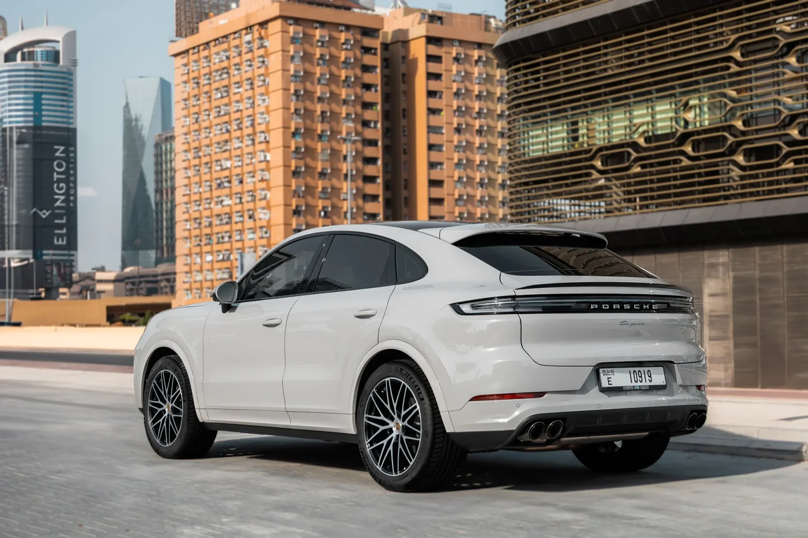 Loyer Porsche Cayenne Coupe  Gris 2024 en Dubai - 11 