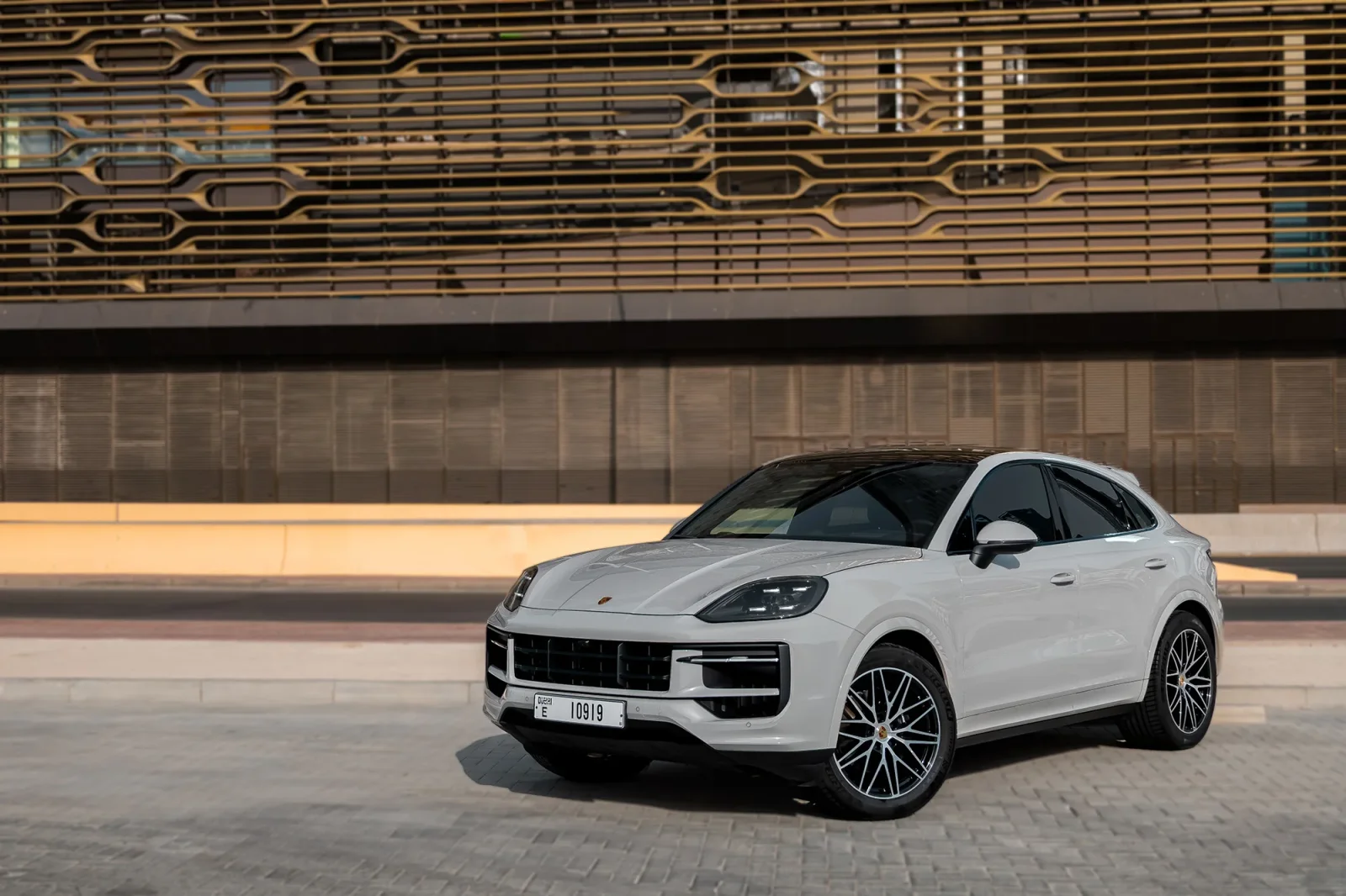 Loyer Porsche Cayenne Coupe  Gris 2024 en Dubai - 2 