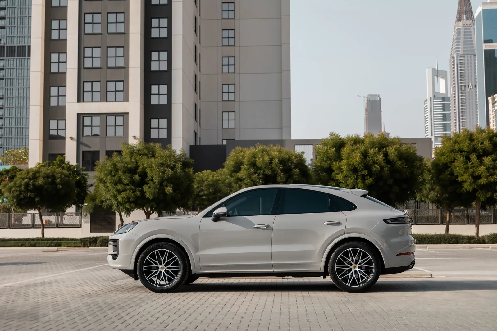 Loyer Porsche Cayenne Coupe  Gris 2024 en Dubai - 14 