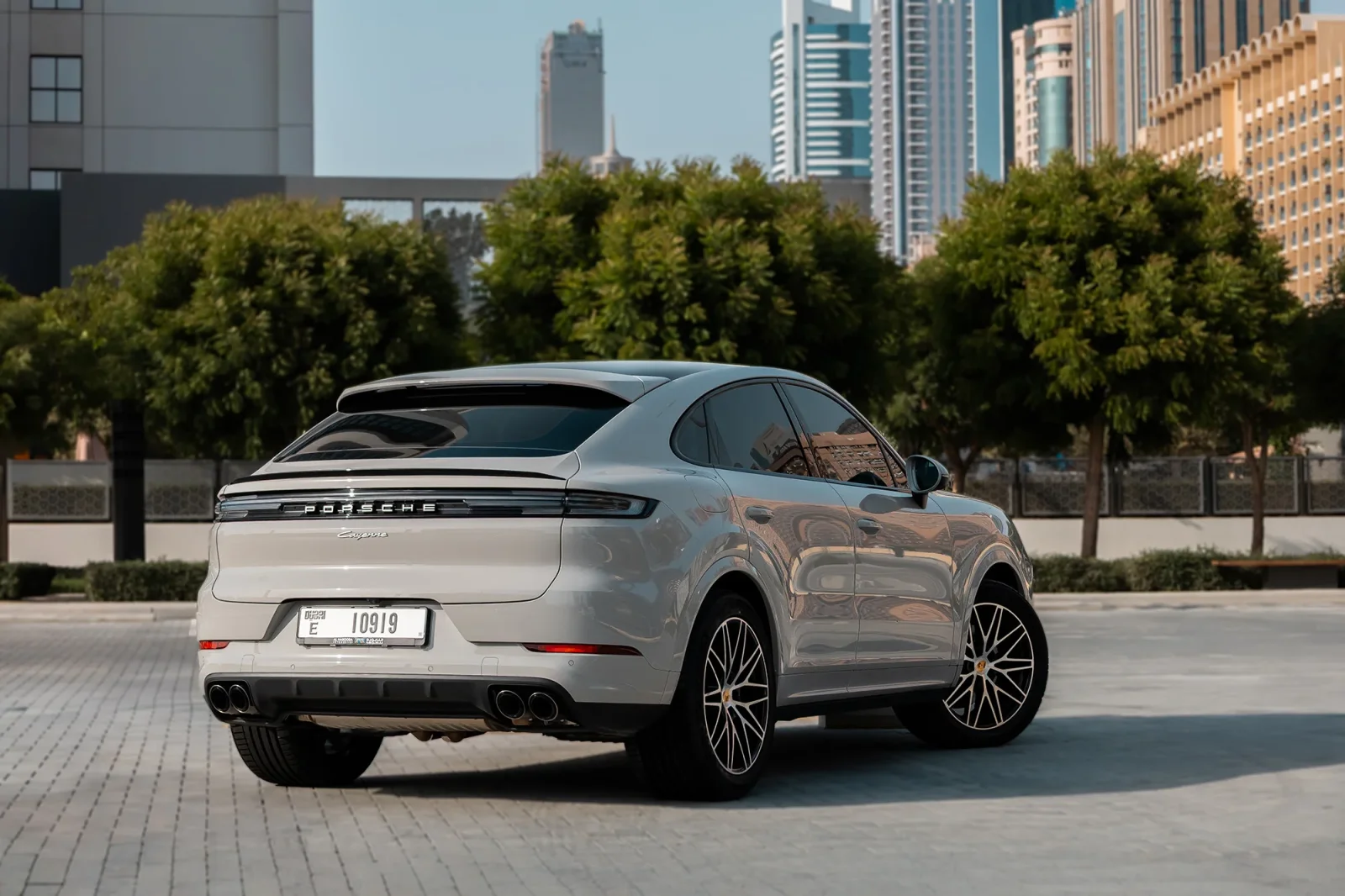 Loyer Porsche Cayenne Coupe  Gris 2024 en Dubai - 7 