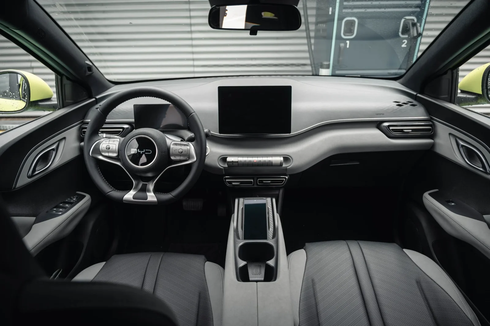 Miete BYD Dolphin Surf Gelb 2025 in der Dubai - 3 