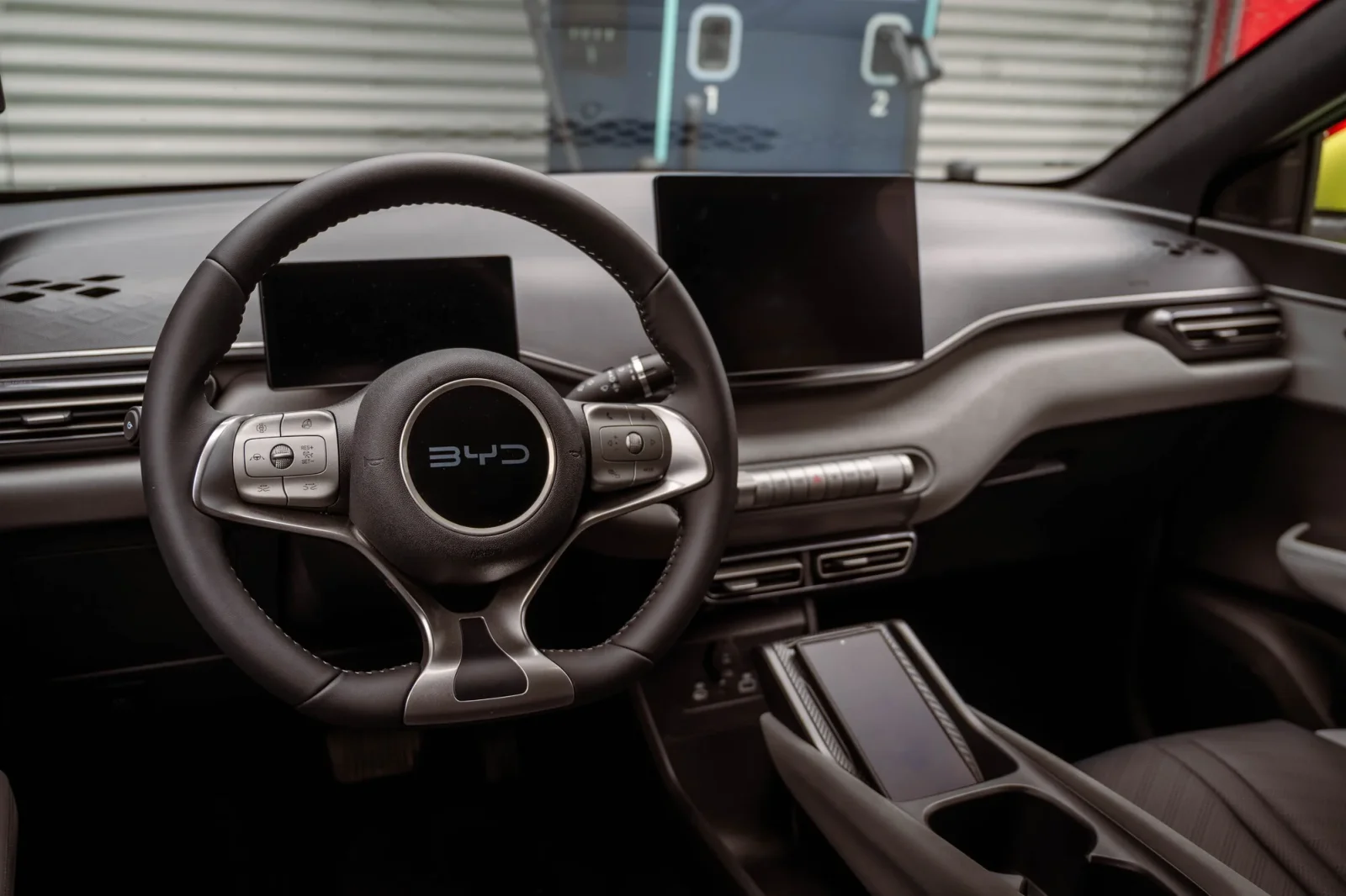 Miete BYD Dolphin Surf Gelb 2025 in der Dubai - 4 