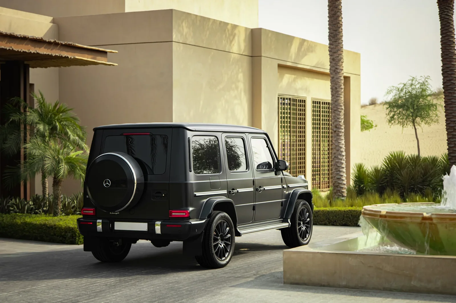 Huren Mercedes-Benz G-Class 550 Zwart 2021 in Dubai - 8 