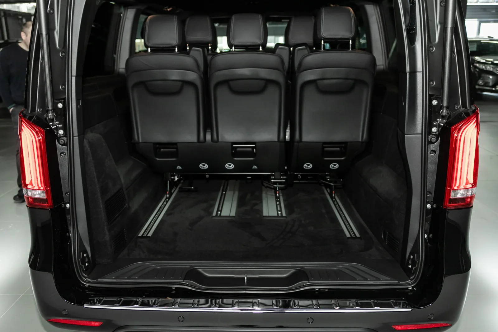 Huren Mercedes-Benz V-Class 250 Zwart 2023 in Dubai - 5 