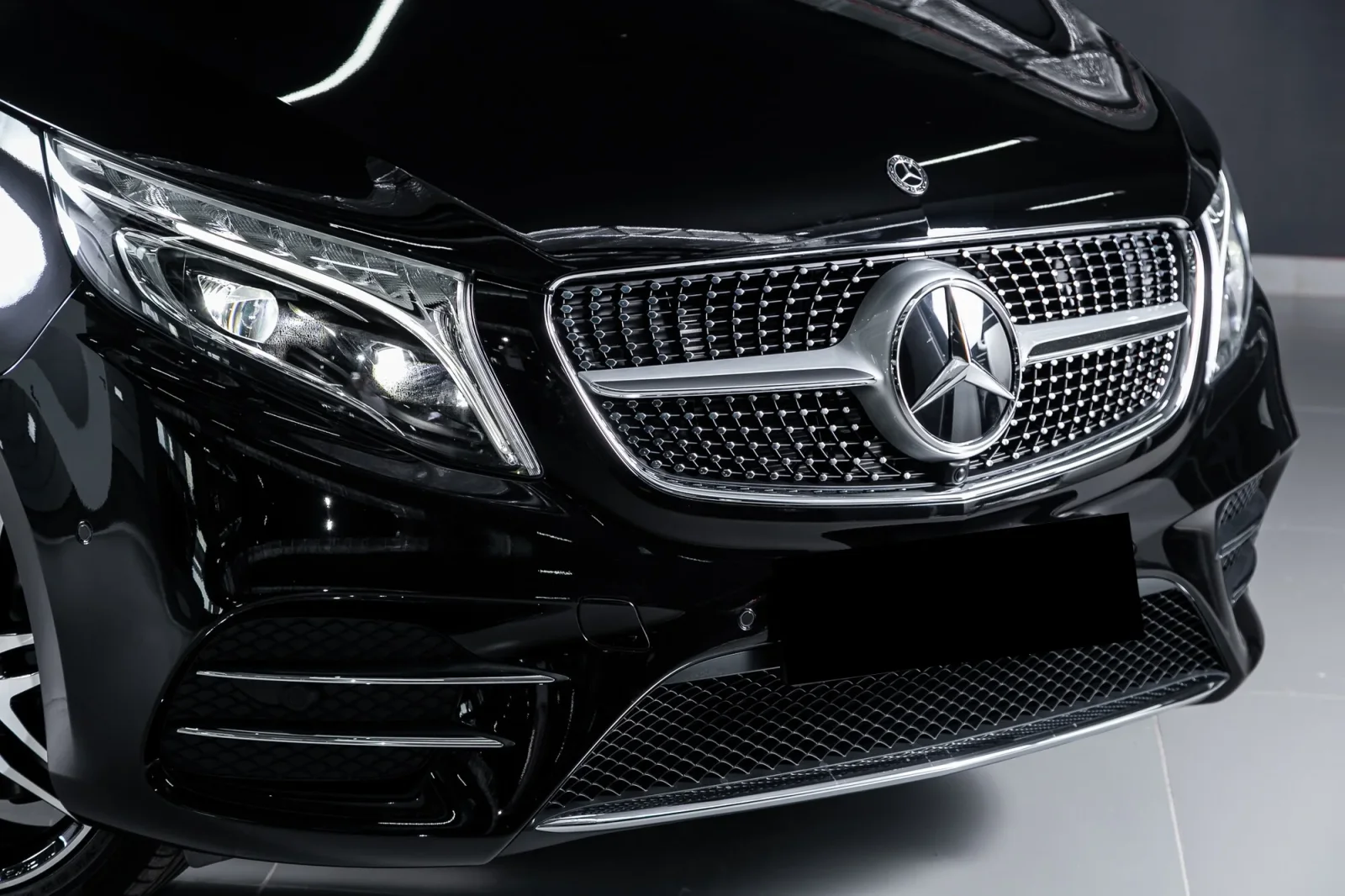 Huren Mercedes-Benz V-Class 250 Zwart 2023 in Dubai - 8 