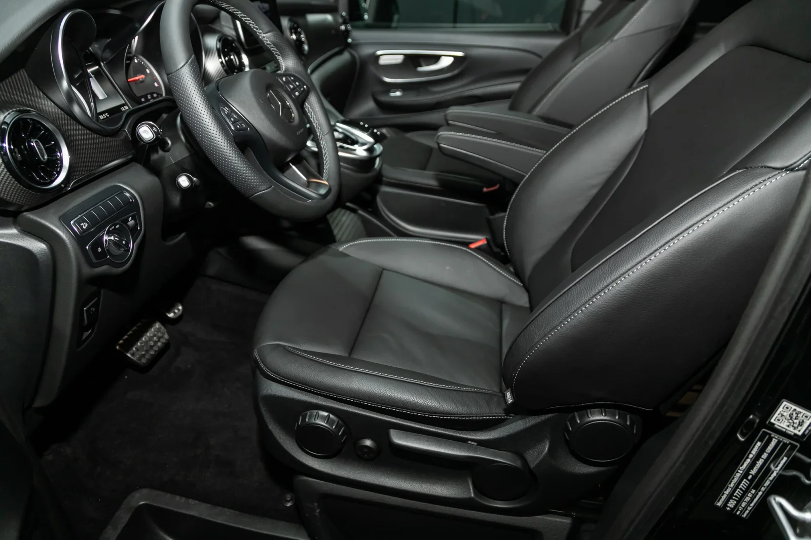 Huren Mercedes-Benz V-Class 250 Zwart 2023 in Dubai - 4 