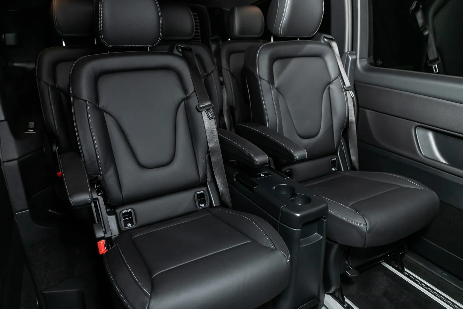 Huren Mercedes-Benz V-Class 250 Zwart 2023 in Dubai - 3 