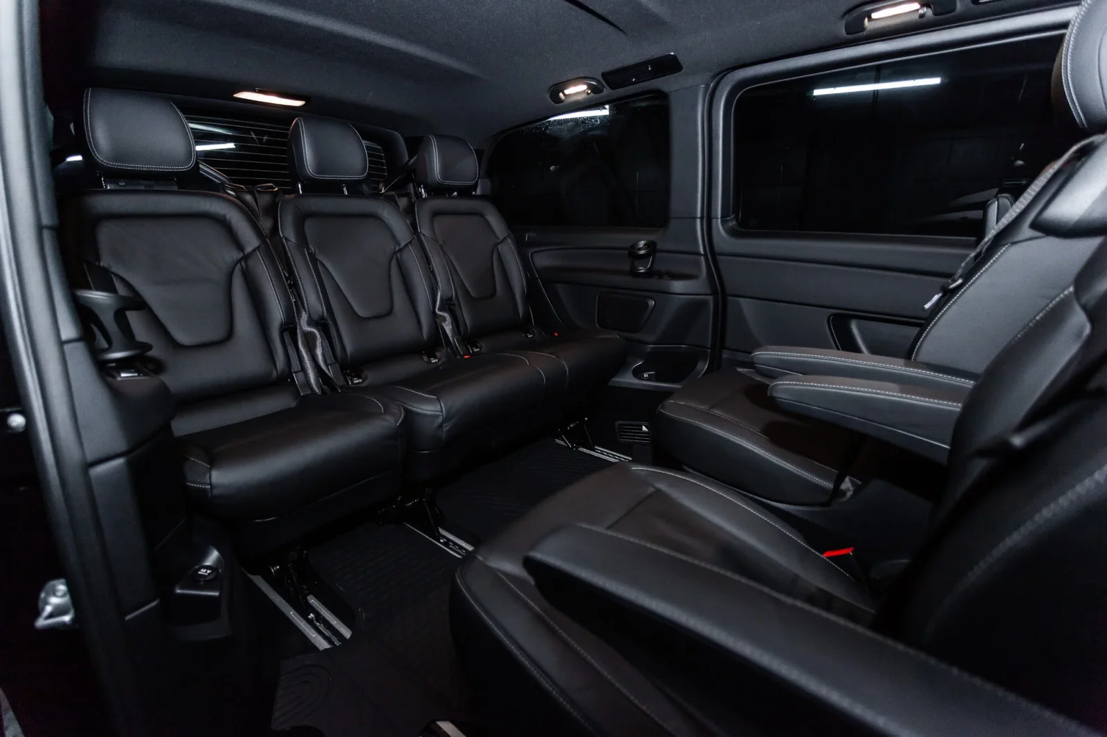 Affitto Mercedes-Benz V-Class 250 Nero 2022 in Dubai - 3 