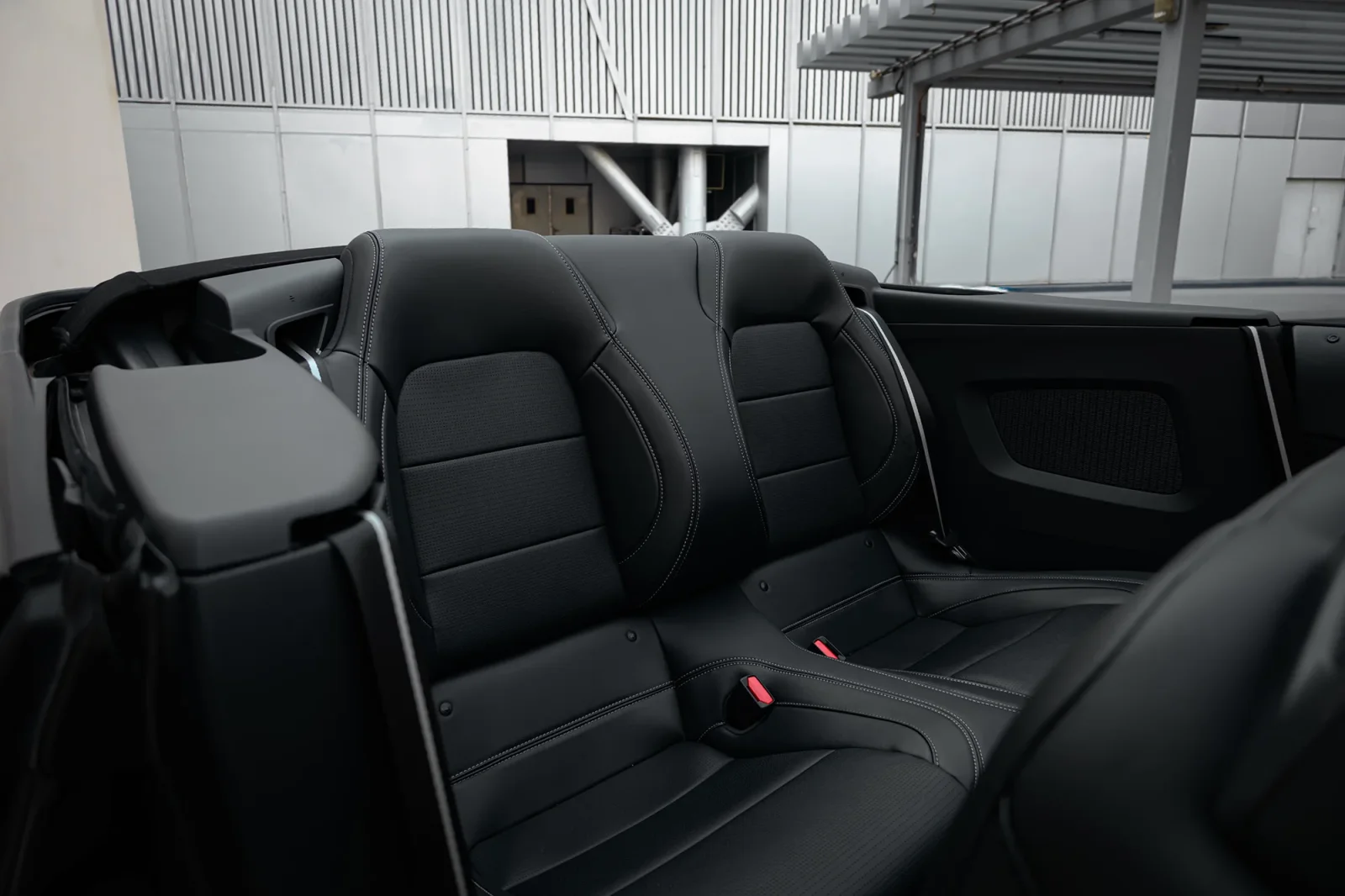 Huren Ford Mustang  Zwart 2024 in Dubai - 6 