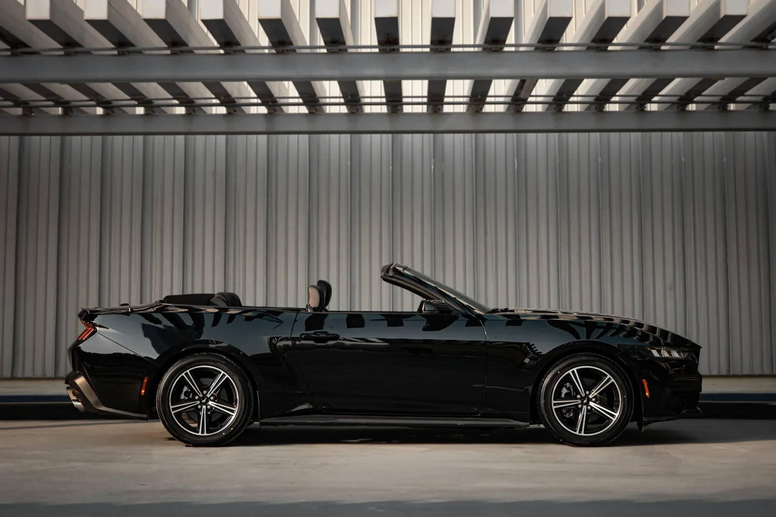 Huren Ford Mustang  Zwart 2024 in Dubai - 7 