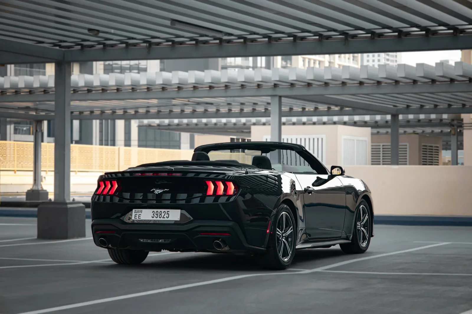 Huren Ford Mustang  Zwart 2024 in Dubai - 8 