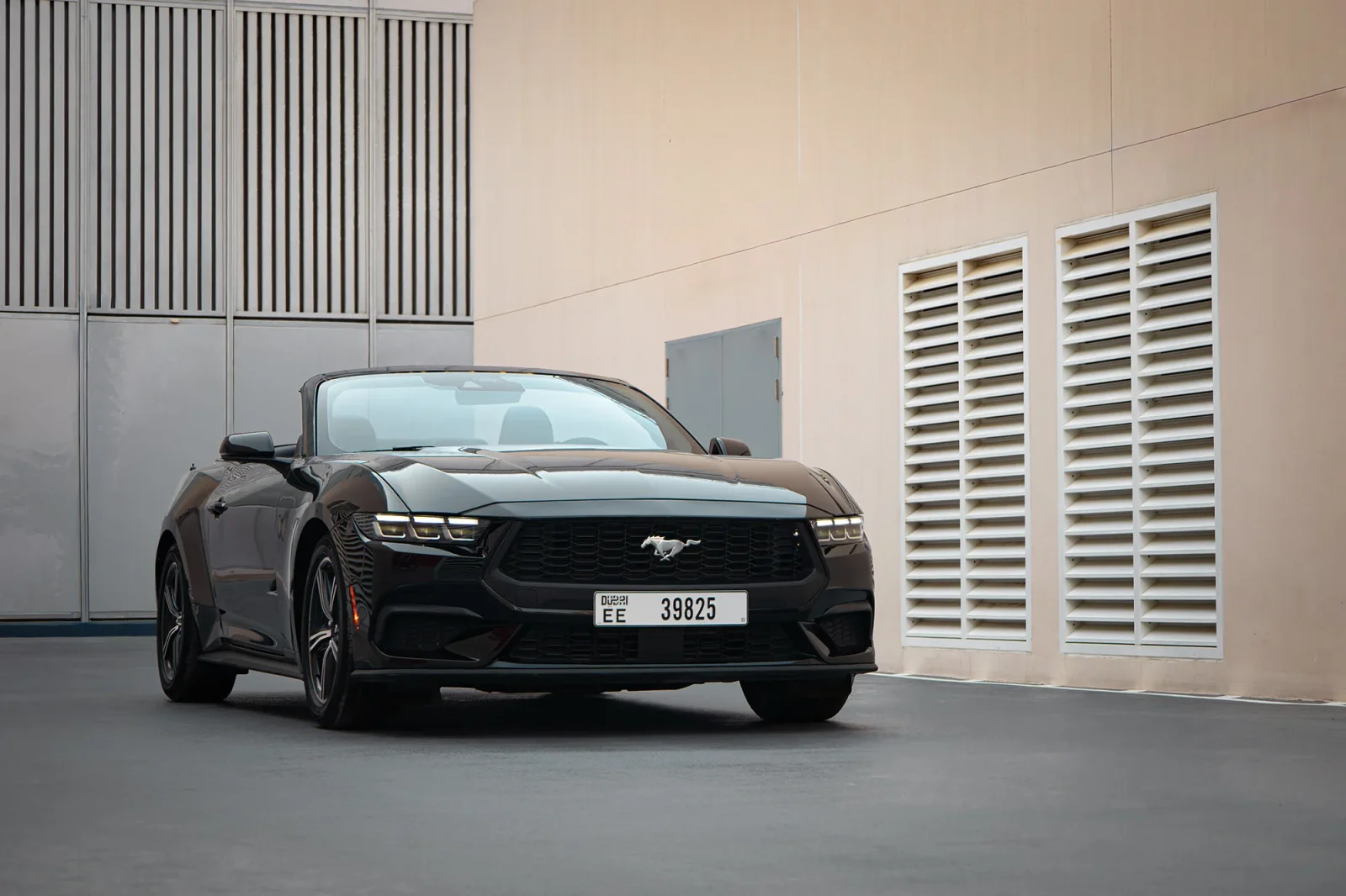 Huren Ford Mustang  Zwart 2024 in Dubai - 2 