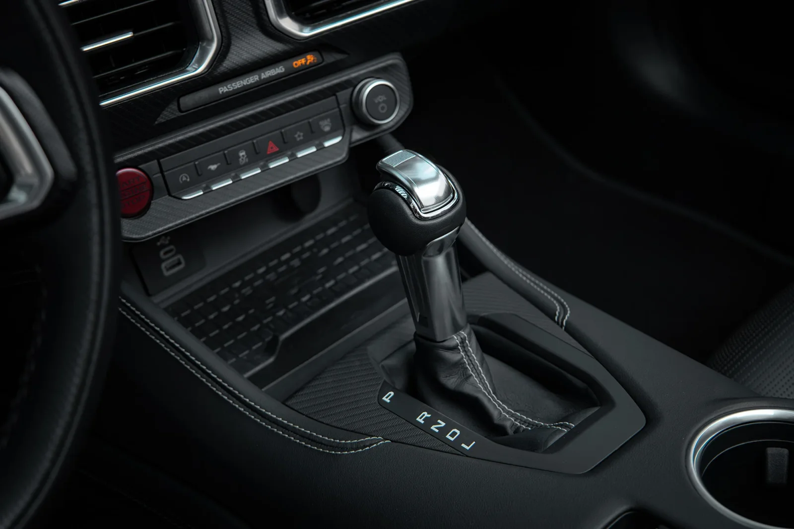 Huren Ford Mustang  Zwart 2024 in Dubai - 10 