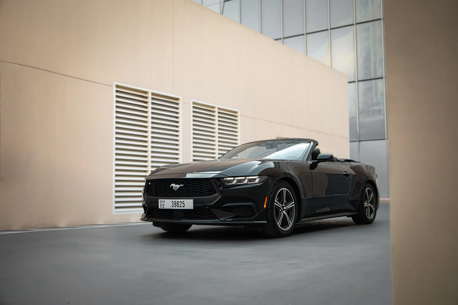 Huren Ford Mustang  Zwart 2024 in Dubai - 12 