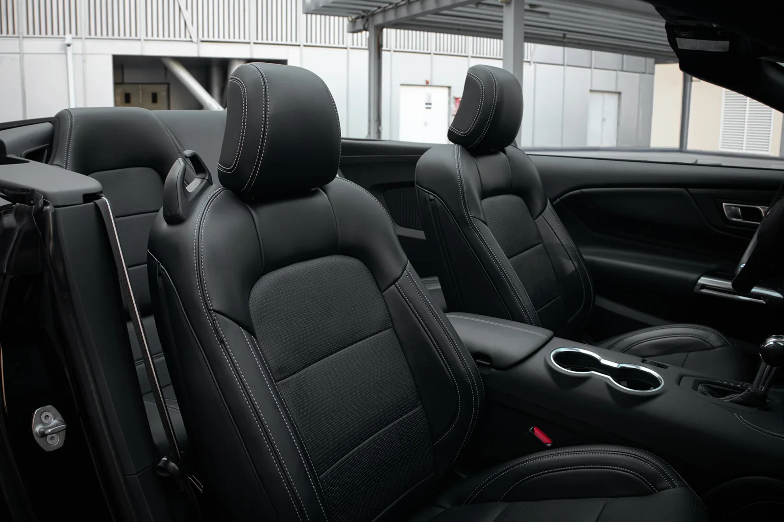 Huren Ford Mustang  Zwart 2024 in Dubai - 5 