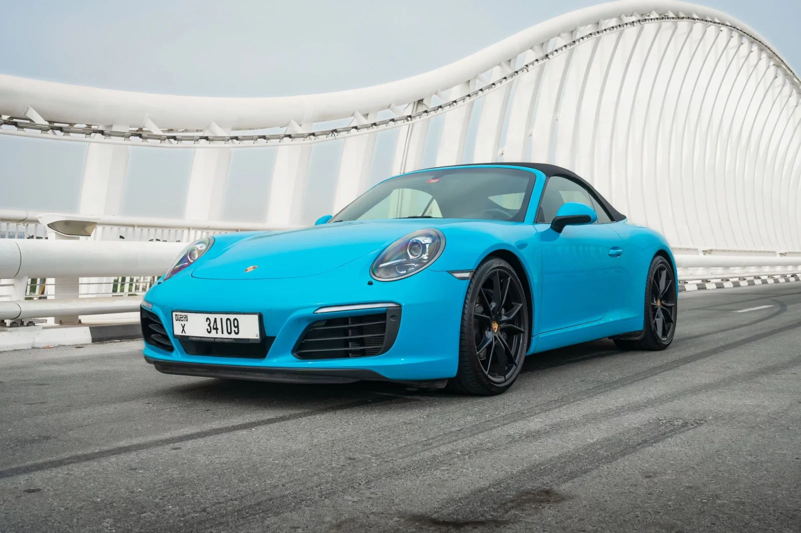 Alquiler Porsche 911 Carrera cabrio GTS Azul 2017 en Dubái