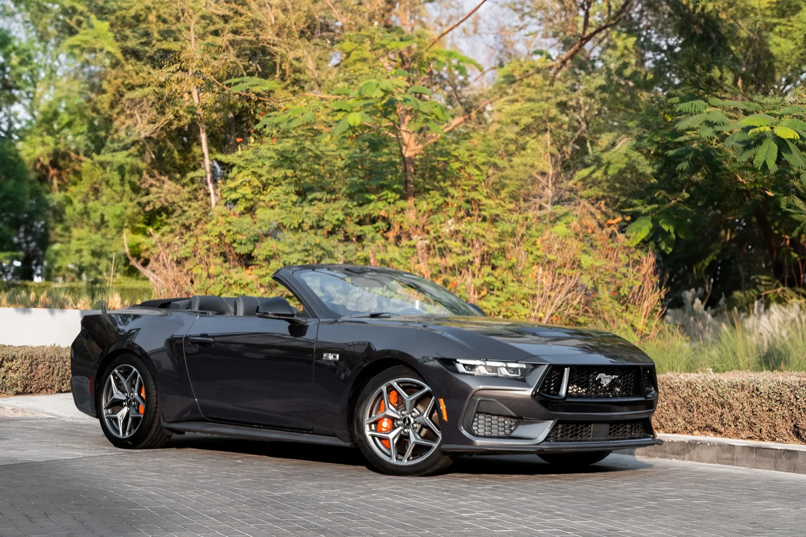 Alquiler Ford Mustang GT Gris 2024 en Dubái - 9 
