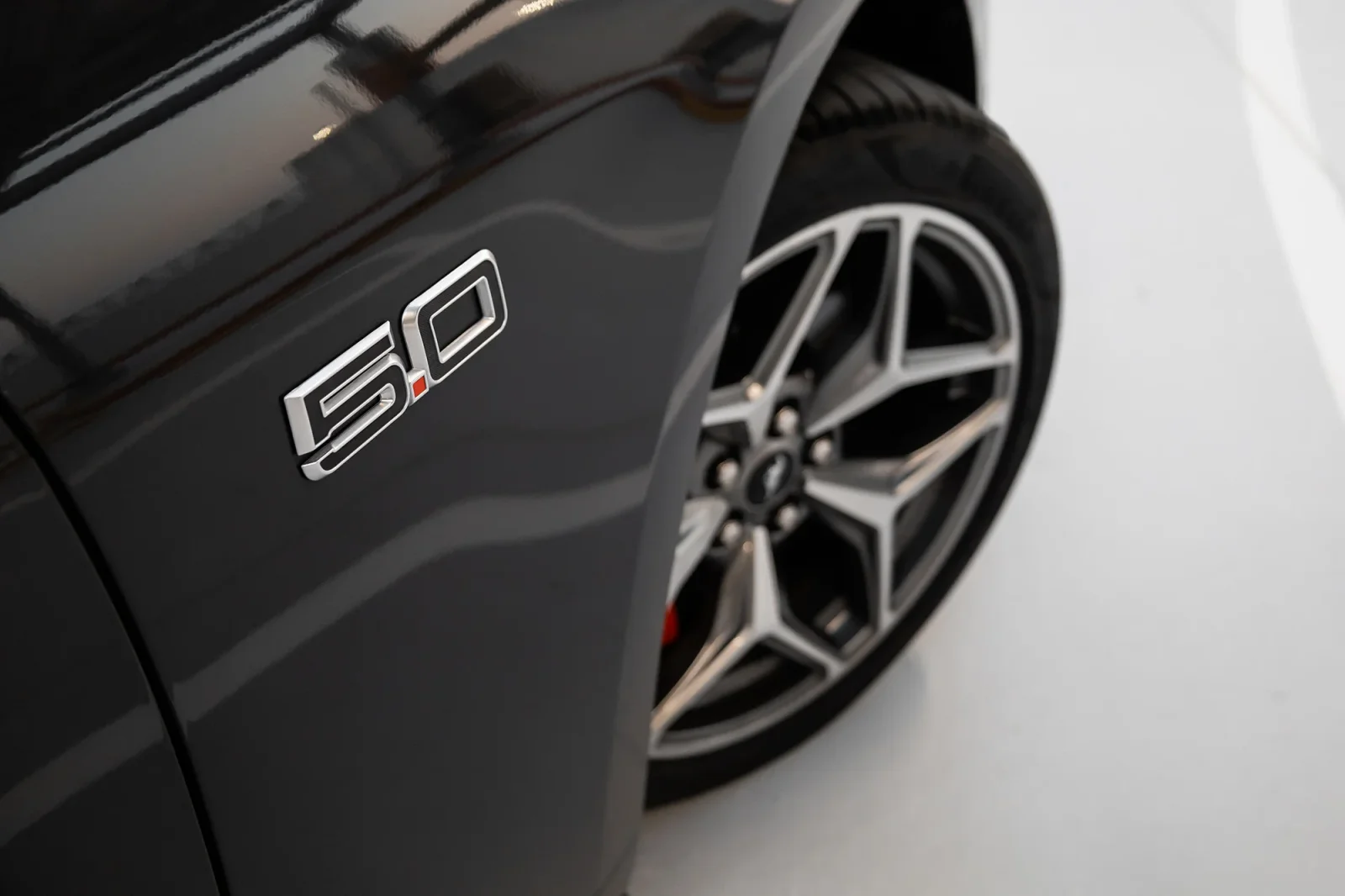 Alquiler Ford Mustang GT Gris 2024 en Dubái - 13 